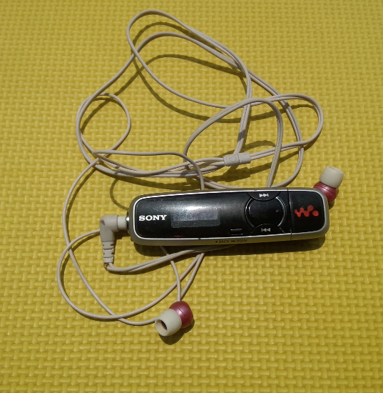 索尼MP3+铁三角耳机